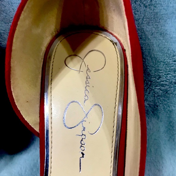 RED and Gorgeous - Picture 7 of 9